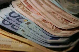 Euro s-a apreciat la 4,7305 lei